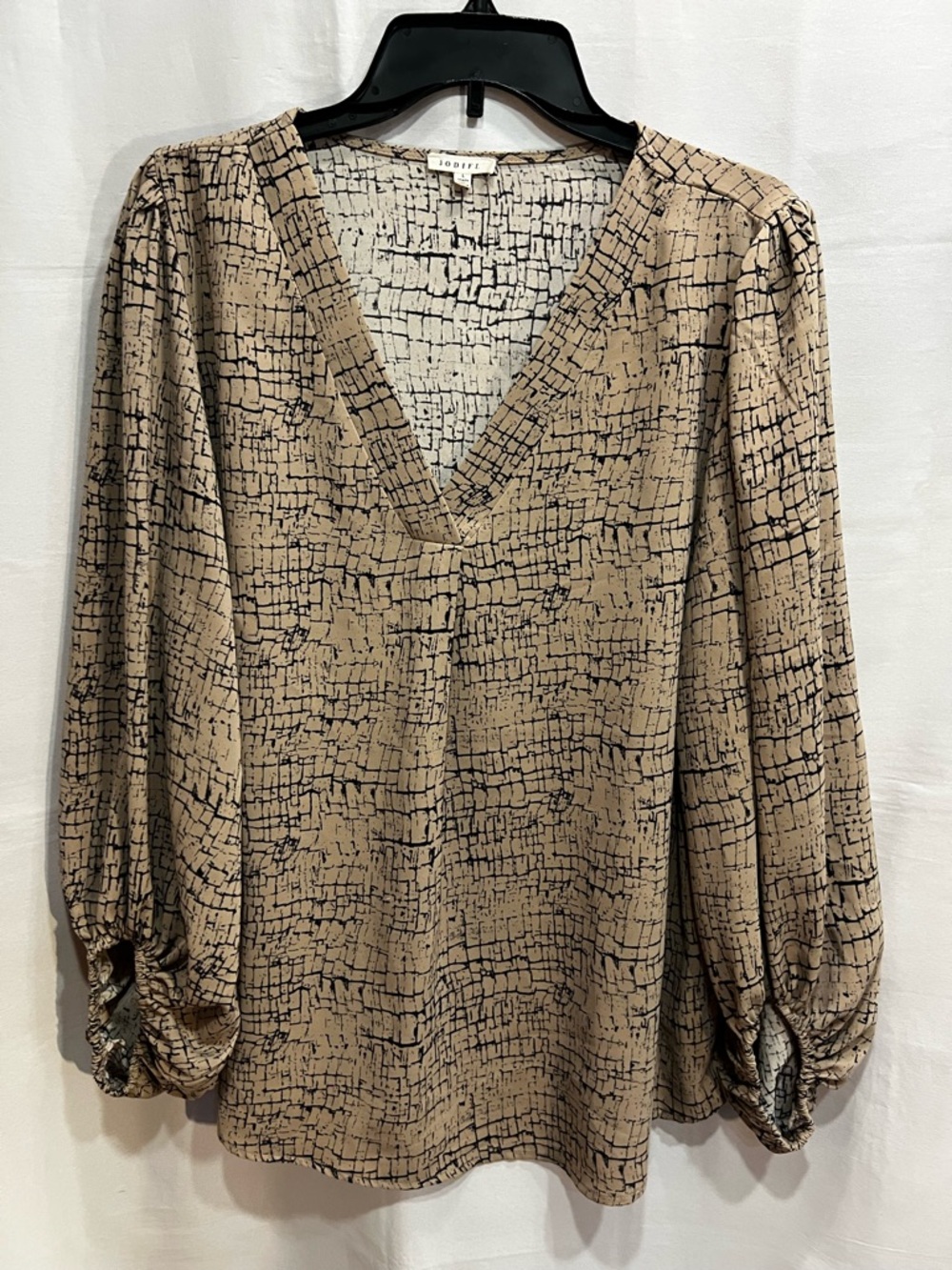 Jodifl V-Neck Long Sleeve Blouse Tan with Black Crackle Design Size L